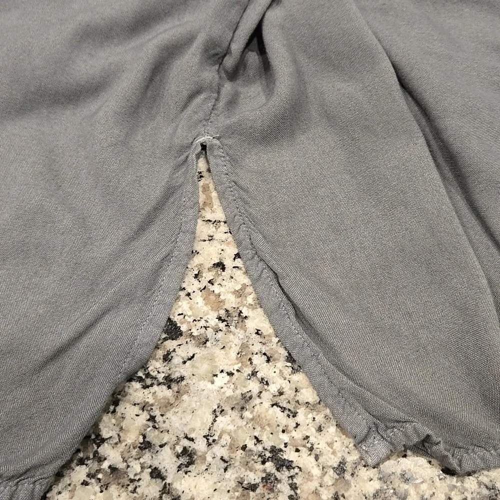 RVCA WOMEN'S SOLSTICE BUTTON - UP COVERUP. GREY. SIZE SMALL.